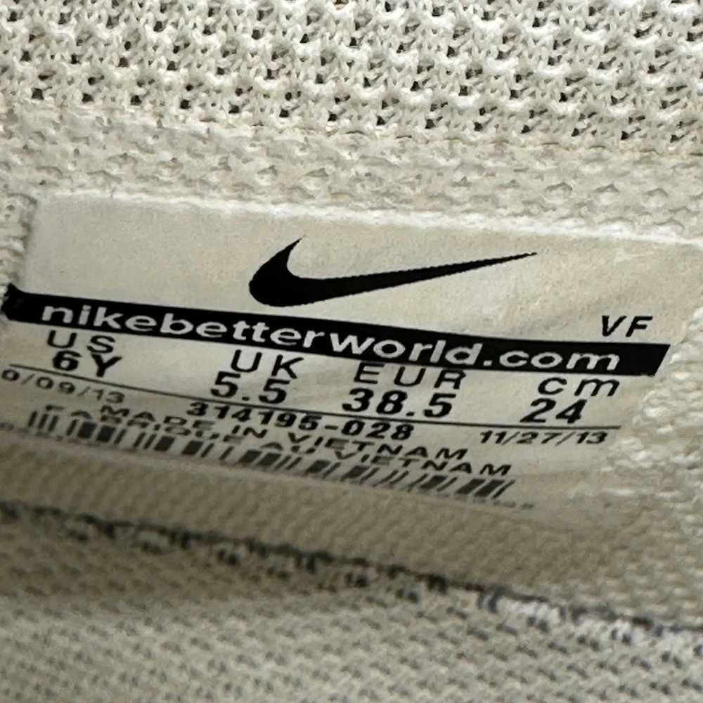 Nike 314195-028 Youth Size 6Y Womens 7.5 Black/White Air Force 1 Mid GS Sneakers